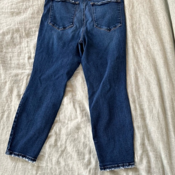 Good American Good Waist Crop 16 - Picture 14 of 16